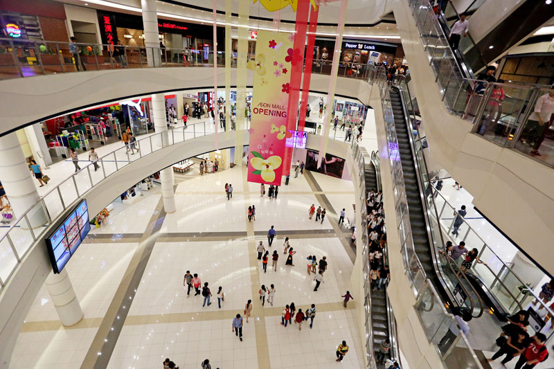 Shoppers walk through the center of Aeon Mall on Monday. (Siv Channa/The Cambodia Daily)
