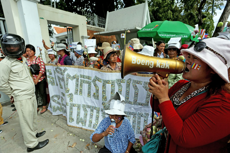 Residents of Phnom Penh's Boeng Kak neighborhood protest Monday in front of the headquarters of the Anti-Corruption Unit. (Siv Channa/The Cambodia Daily)