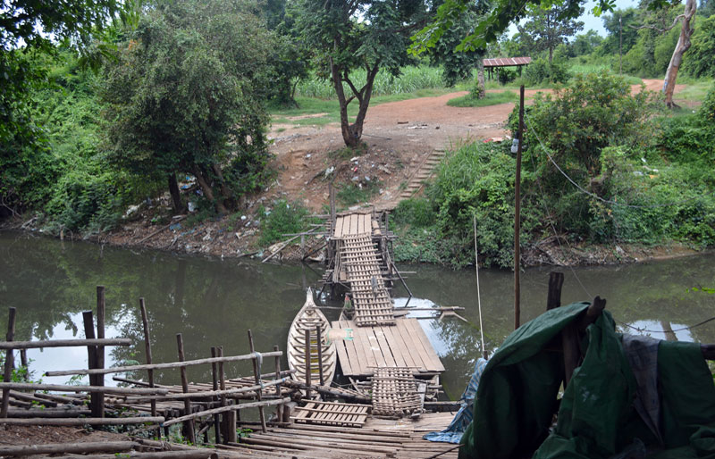 Another border crossing spanning the Stung Bot river in Banteay Meanchey province. (Alex Consiglio/The Cambodia Daily)
