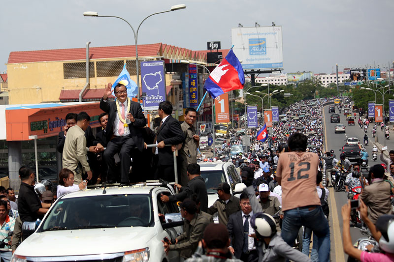 CNRP President Sam Rainsy leads a motorcade from the Phnom Penh International Airport to the Council of Ministers building on Saturday. (Siv Channa/The Cambodia Daily)