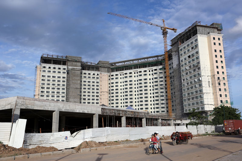 Construction of the Sokha Hotel and Residence on Phnom Penh's Chroy Changva peninsula is scheduled to be finished by September. (Siv Channa/The Cambodia Daily)
