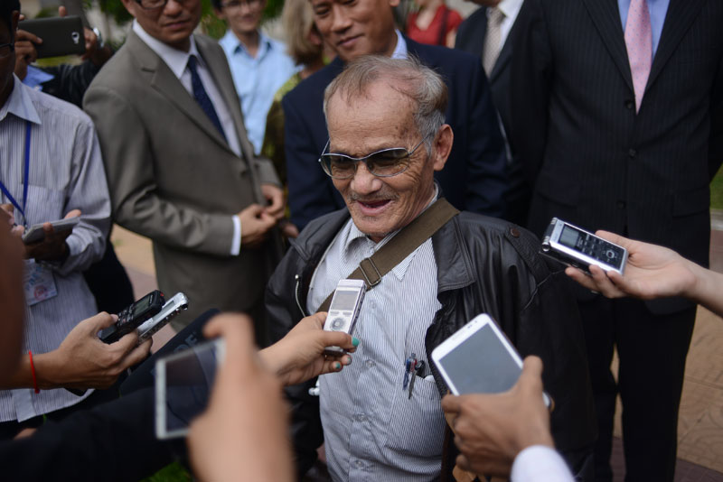 S-21 prison survivor Bou Meng speaks to the media at the Tuol Sleng Genocide Museum on Thursday. (Lauren Crothers/The Cambodia Daily)