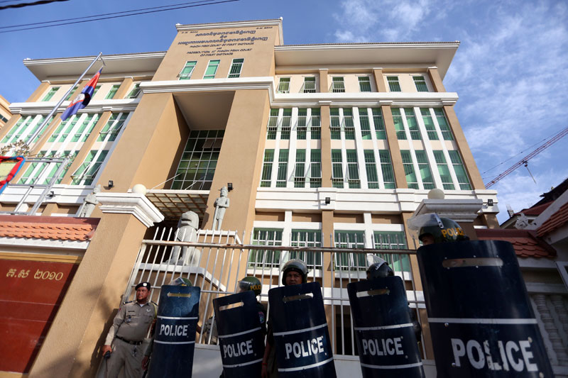 Municipal riot police stand guard Wednesday morning outside the Phnom Penh municipal courthouse, where five arrested CNRP lawmakers-elect were questioned for their involvement in a protest that turned violent on Tuesday. (Siv Channa/The Cambodia Daily)