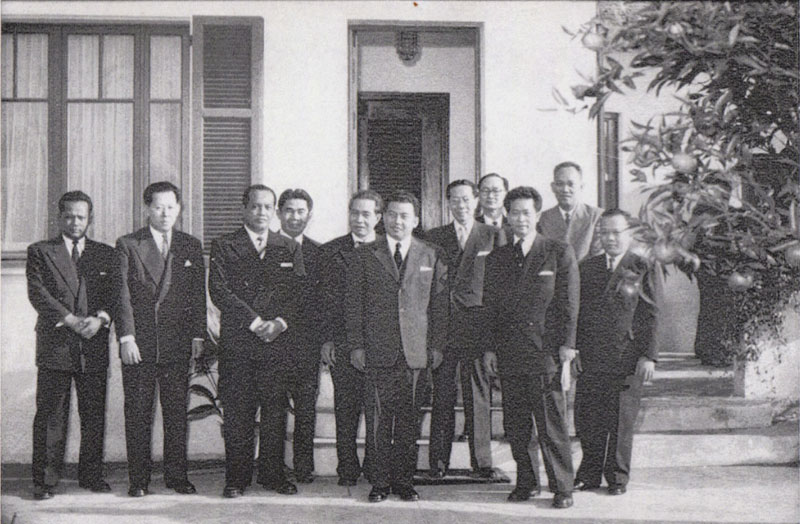 The first Sangkum Reastr Niyum cabinet of Prince Norodom Sihanouk, center, pose for a photograph in the 1950s. To Prince Sihanouk's left stands Nhiek Tioulong, father of present-day CNRP lawmaker Tioulong Saumura. To the Prince's right stands future prime minister and resistance leader Son Sann. Sam Sary, the father of CNRP President Sam Rainsy, stands third from the right. (Archives of Sam Rainsy)