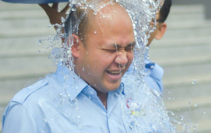 Hun Many, the youngest son of Prime Minister Hun Sen, has ice water poured over his head in a photograph posted to his Facebook page.