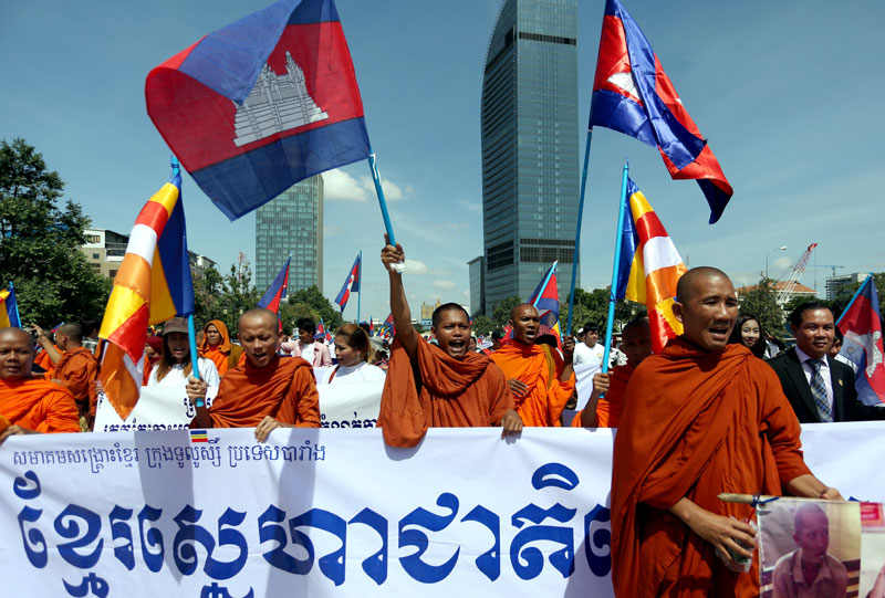 Hundreds of ethnic Khmer Krom monks and protesters gather in Freedom Park on Monday prior to marching through Phnom Penh. (Siv Channa/The Cambodia Daily)