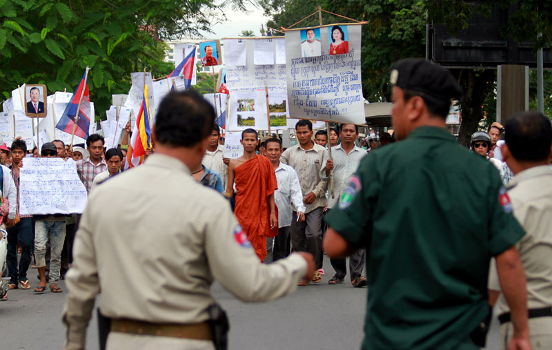 Police Block Villagers’ March to Hun Sen’s House 1 A group of villagers protesting their eviction from land in Kratie province approach a police line in Phnom Penh on Tuesday during an attempted march to the residence of Prime Minister Hun Sen. (Siv Channa/The Cambodia Daily)