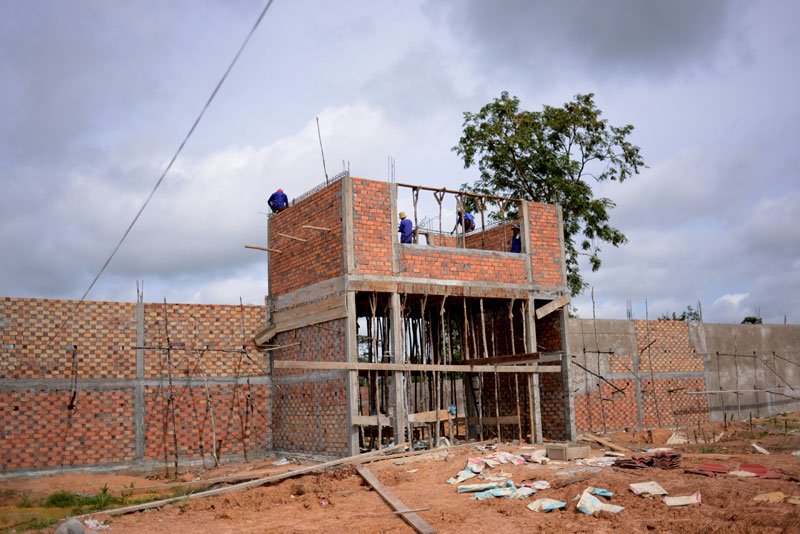 Prisoners work on what will be the new Oddar Meanchey Provincial Prison in Samraong City last week. (Lauren Crothers/The Cambodia Daily)