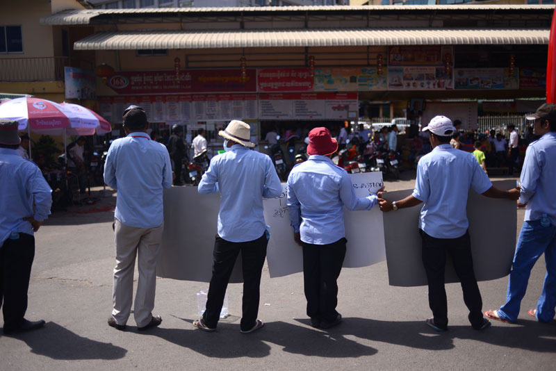 Bus drivers fired from the Phnom Penh Sorya Transport company in April after trying to form a union protest outside the Phnom Penh bus station Monday. (Lauren Crothers/The Cambodia Daily)