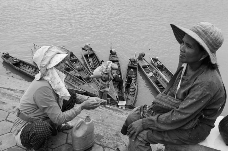 Villagers living along the Mekong River in Stung Treng province bring their goods to the market. (John Vink)