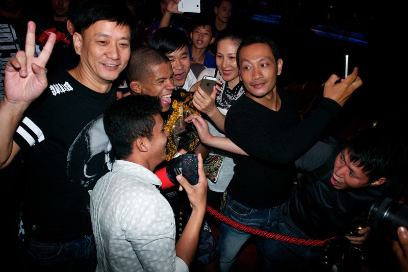 Fans scramble to take pictures of Brazilian mixed­martial­-arts star Adriano Moraes after he won the ONE FC featherweight title in Phnom Penh on Friday. (Ben Woods/The Cambodia Daily)