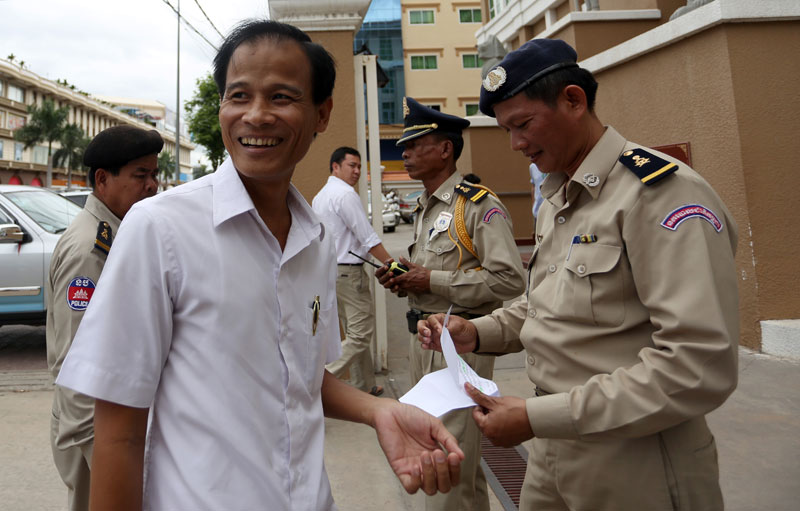 Free Trade Union president Chea Mony enters the Phnom Penh Municipal Court on Monday for questioning over his role in nationwide garment-sector strikes in December and January. At least five other union leaders have been called to court this week over charges including intentional violence and destruction of property. (Siv Channa/The Cambodia Daily)