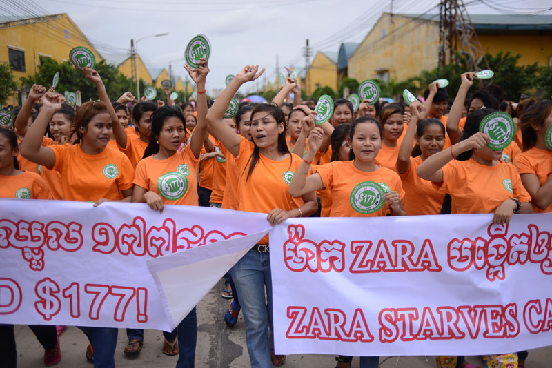 Garment workers rally for a new monthly minimum wage of $177 at the Canadia Industrial Park in Phnom Penh's Pur Senchey district Wednesday. (Lauren Crothers/The Cambodia Daily)