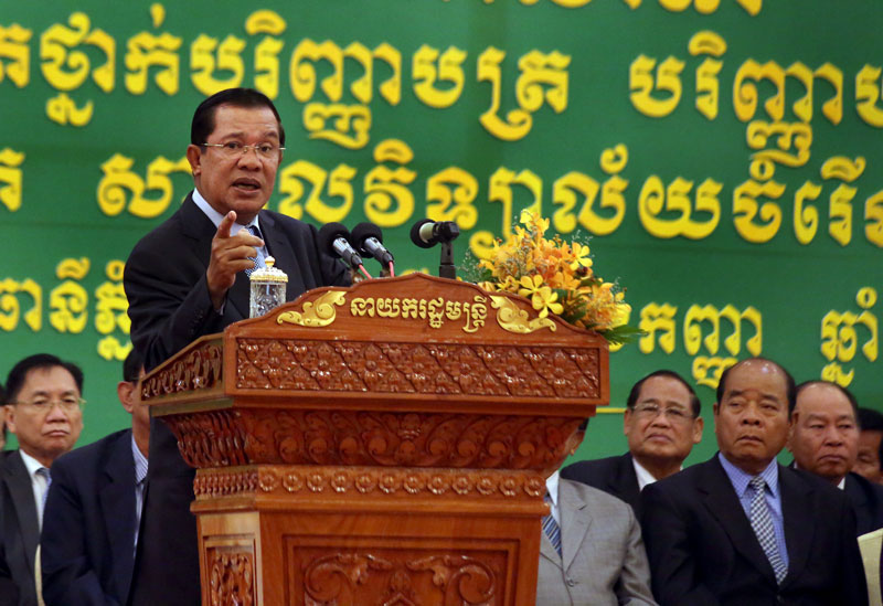 Prime Minister Hun Sen speaks to graduates of Chamroeun University of Poly-Technology at a ceremony on Phnom Penh's Koh Pich on Thursday. (Siv Channa/The Cambodia Daily)