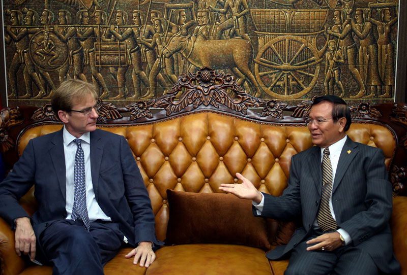 CNRP Vice President Kem Sokha, right, acting president of the National Assembly, meets Wednesday at the assembly with Tom Dodd, head of the Asean department in the U.K's Foreign and Commonwealth Office. (Siv Channa/The Cambodia Daily)