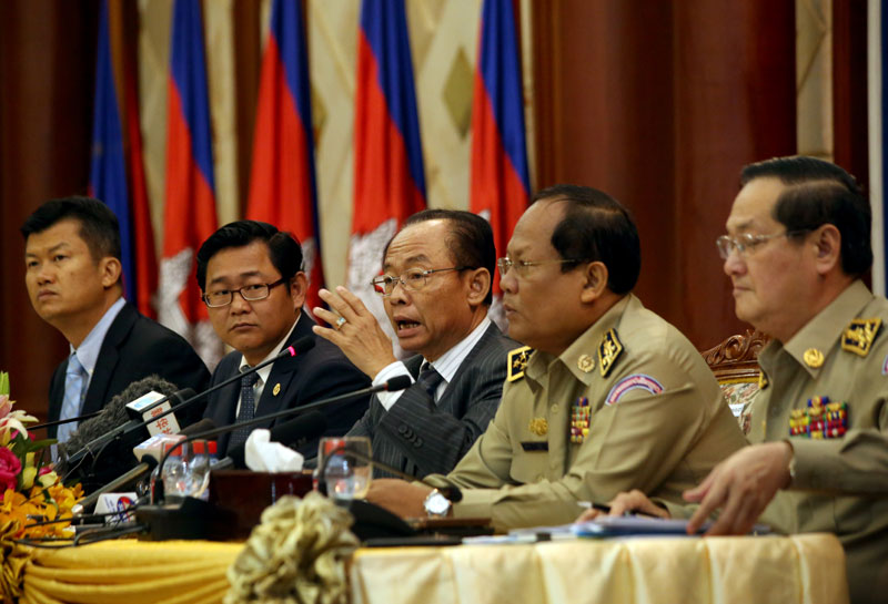Long Visalo, secretary of state at the Foreign Affairs Ministry, center, speaks about Cambodia's new refugee deal with Australia at a press conference in Phnom Penh on Monday. (Siv Channa/The Cambodia Daily)