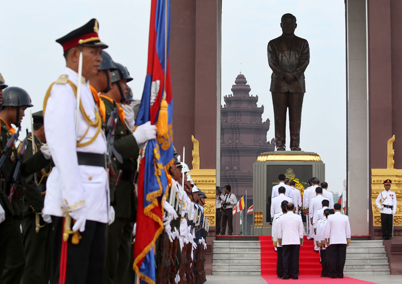 Government officials line up to pay their respects at a statue of late King Father Norodom Sihanouk in Phnom Penh on Wednesday on the second anniversary of the former monarch's passing. (Siv Channa/The Cambodia Daily)