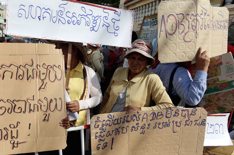 Residents of Phnom Penh worried about losing their land to a railway rehabilitation project protest Monday in front of the country office of the Asian Development Bank, which has funded most of the work. (Siv Channa/The Cambodia Daily)
