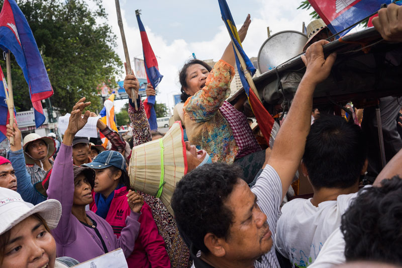 Displaced villagers from Preah Vihear province protest near Wat Botum park in Phnom Penh on Monday before attempting to deliver a petition to Prime Minister Hun Sen's house. (John Vink)