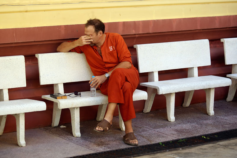Gregg Fryett, who claims that Phnom Penh Municipal Court director Ang Mealaktei has conspired to fabricate charges of fraud against him, sits outside the Supreme Court in Phnom Penh on Wednesday. (Siv Channa/The Cambodia Daily)