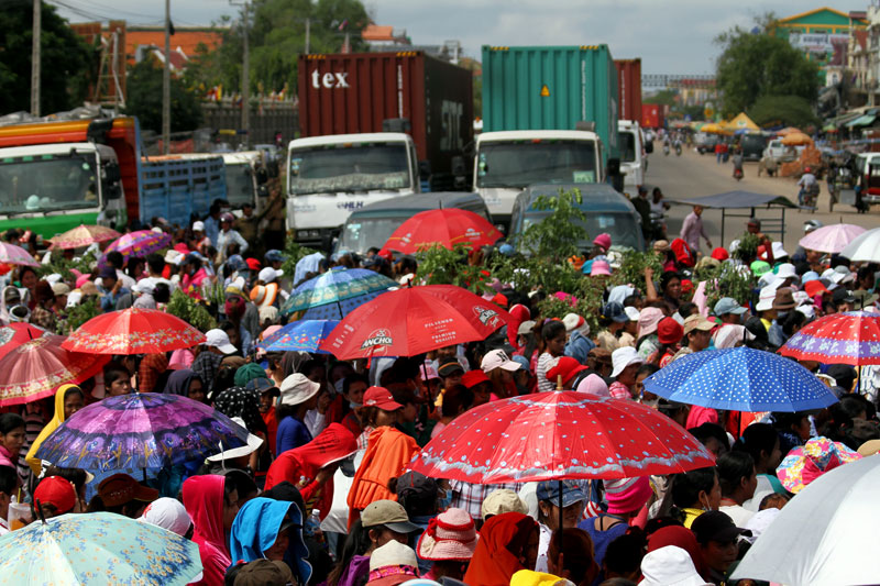 Traffic backs up as some 2,500 workers from the Grand Twins garment factory blockade National Road 4 in Phnom Penh's Pur Senchey district. (Siv Channa/The Cambodia Daily)