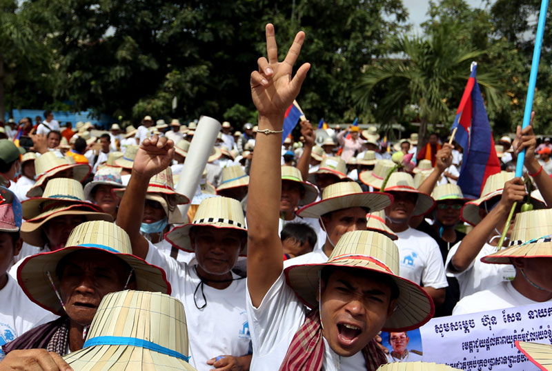 More than 1,500 anti-eviction protesters march down National Assembly Street to deliver a petition to lawmakers Monday. (Siv Channa/The Cambodia Daily)