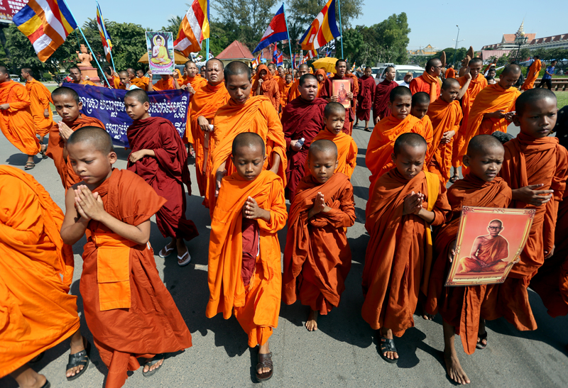 Hundreds of Buddhist monks march through Phnom Penh on Friday to demand an end to construction in and around the Buddhist Institute. (Siv Channa/The Cambodia Daily)
