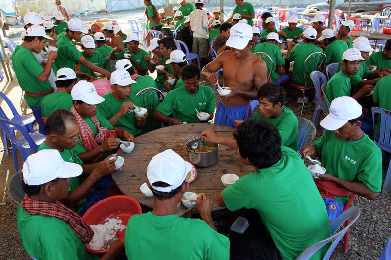 The crew of the boat sponsored by Deputy Prime Minister Sok An. (Siv Channa/The Cambodia Daily)