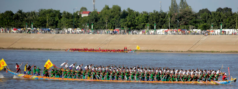 The green-clad crew of Kiri Vong Sok Sen Chey, sponsored by Deputy Prime Minister Sok An, edges past Prime Minister Hun Sen's Srey Mao Kraing Yov toward victory on the first day of Water Festival boat races in Phnom Penh on Wednesday. (Siv Channa/The Cambodia Daily)