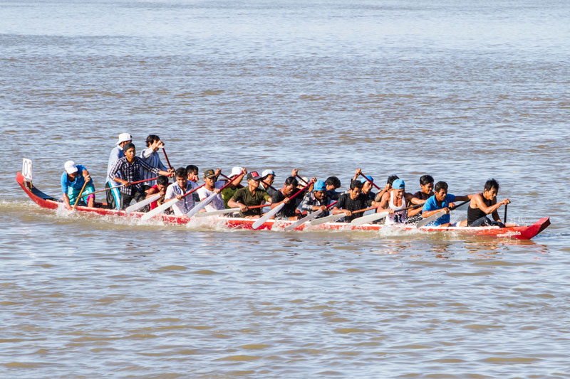 National team hopefuls paddle down the Bassac River in Kandal province's Takhmao City on Tuesday. (Neou Vannarin/The Cambodia Daily)
