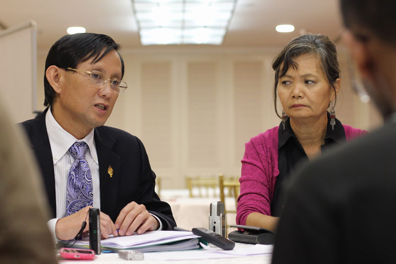 CNRP spokesman Yim Sovann, left, and CNRP public affairs director Mu Sochua speak to reporters in Phnom Penh on Sunday at the close of a conference on the development of the opposition party's political platform. (Alex Willemyns/The Cambodia Daily)