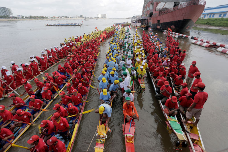 Teams of competitors prepare to race in preliminary rounds of the Water Festival boat races on the Tonle Sap river in Phnom Penh on Sunday. (Siv Channa/The Cambodia Daily)