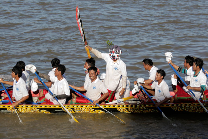 The crew of Preah Tinaing Mkotpich Sen Chey basks in its afternoon victory on the first day of Water Festival boat races in Phnom Penh on Wednesday. (Siv Channa/The Cambodia Daily)