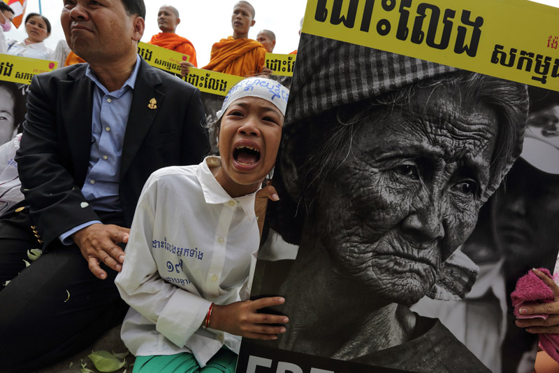Dar Rachana, 12, protests outside Phnom Penh's Prey Sar prison on Sunday while holding a poster of her grandmother, Nget Khun, who, along with six fellow activists from the Boeng Kak community, was sentenced to a year in prison on November 11. (Satoshi Takahashi)