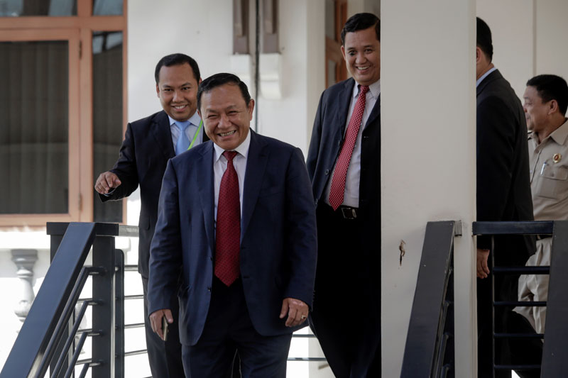 Phnom Penh governor Pa Socheatvong leads a delegation of municipal officials into a meeting with members of the National Assembly's human rights commission at the Assembly building Thursday. (Siv Channa/The Cambodia Daily)