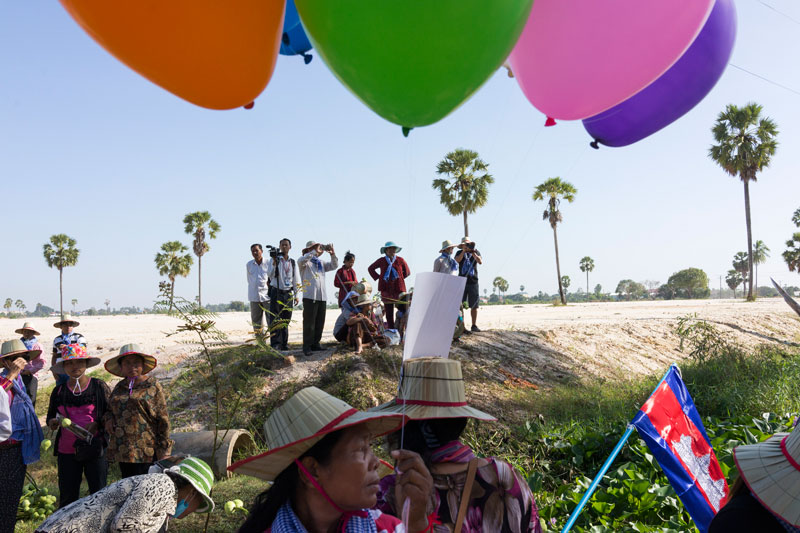 Protesters and journalists gather outside Prey Sar prison yesterday during a demonstration calling for the release of activists, monks and opposition CNRP figures detained in a spate of arrests last week. (John Vink)