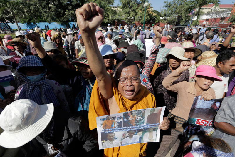 Monk Sim Sovandy joins a protest outside the National Assembly on Friday to call for the release of activists, monks and opposition figures who have been arrested and detained this week. (Siv Channa/The Cambodia Daily)