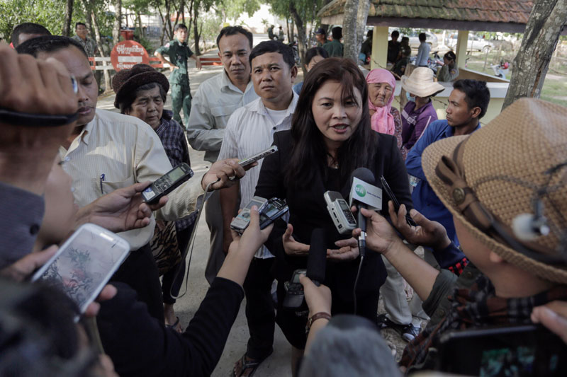 Jamie Meach, the wife of imprisoned CNRP official Meach Sovannara, whose arrest has been linked to ongoing election reform talks, speaks to reporters outside Phnom Penh's Prey Sar prison on Monday. (Siv Channa/The Cambodia Daily)