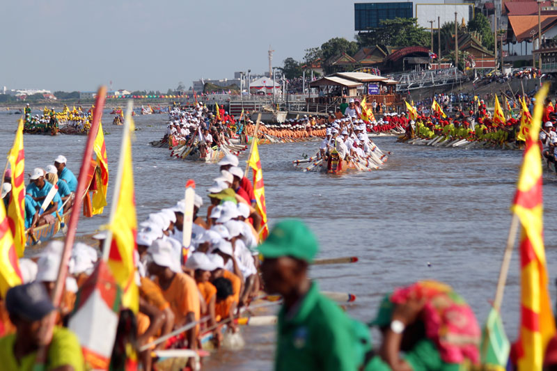 Racing boats head to the starting line at the Water Festival in Phnom Penh on Thursday. (Siv Channa/The Cambodia Daily)