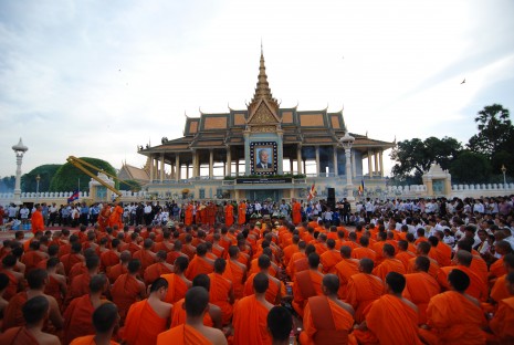 Monks Stage Mass Prayer at Palace for Late King Father