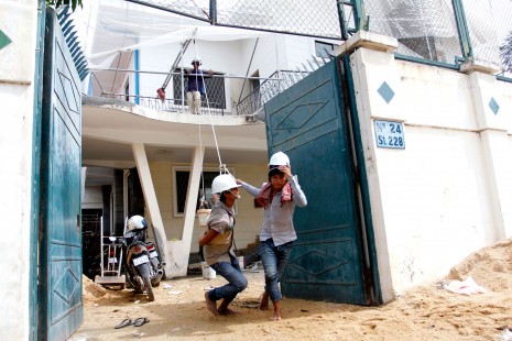 Workers toil at a Phnom Penh construction site on Tuesday. Industry experts say that amid a boom in the building sector there is a serious labor shortage. (Siv Channa)
