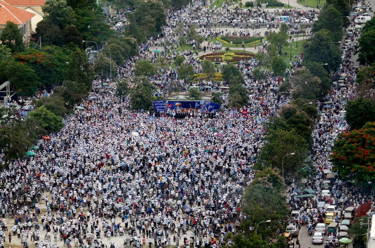 Supporters Rally as Rainsy Returns, Vows Change