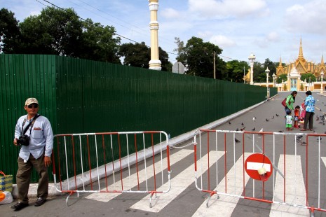 The site of a new park in front of the Royal Palace is fenced off before construction. (Siv Channa)