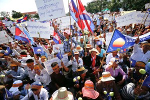 Supporters of the opposition CNRP wave flags and banners in September 2013 at a demonstration that drew more than 20,000 supporters to Phnom Penh's Freedom Park. (Reuters)
