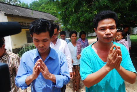 Born Samnang, left, and Sok Sam Oeun, right, walk free from Prey Sar prison yesterday after they were acquitted by the Supreme Court of the murder of union leader Chea Vichea. (Lauren Crothers/The Cambodia Daily)