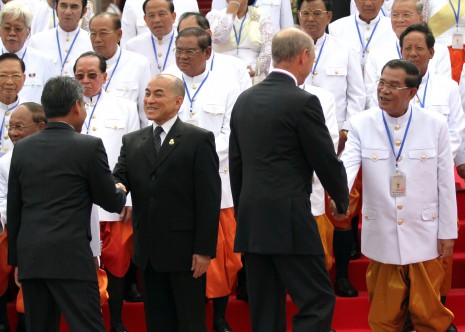 King Norodom Sihamoni, left, and Prime Minister Hun Sen, right, greet foreign dignitaries outside the National Assembly on Monday during the inaugural session of parliament after July's national election. Opposition CNRP lawmakers did not attend. (Siv Channa)