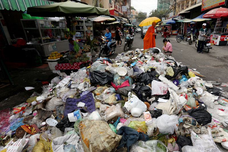 Garbage builds up in front of Phsar Kap Ko market in Phnom Penh on Tuesday as staff at Cintri, the city's sole refuse collection company, continued their strike to demand higher wages and better working conditions. (Siv Channa)