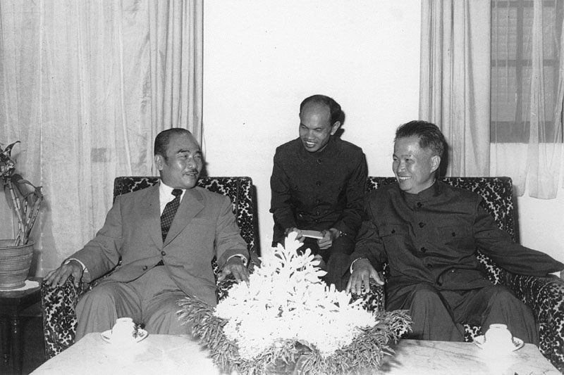 Suong Sikoeun, middle, serving as interpreter during a meeting between Khieu Samphan, right, and Prince Souphanouvong, president of Laos, in the mid-1970s. (Suong Sikoeun Collection )