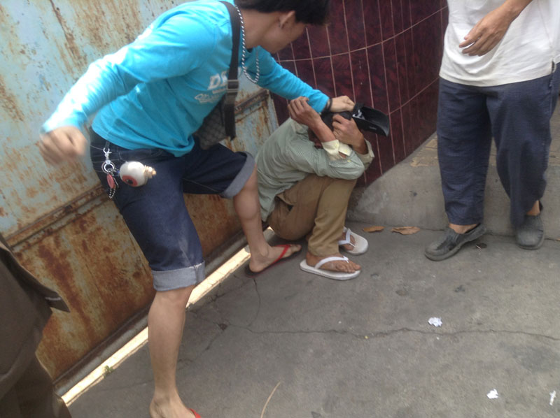 A man who snatched a smartphone from a commuter in Phnom Penh's Chamkar Mon district is caught and beaten Monday.