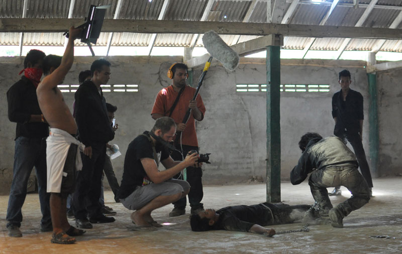 Jimmy Henderson directs a fight sequence. (Simon Henderson/The Cambodia Daily)